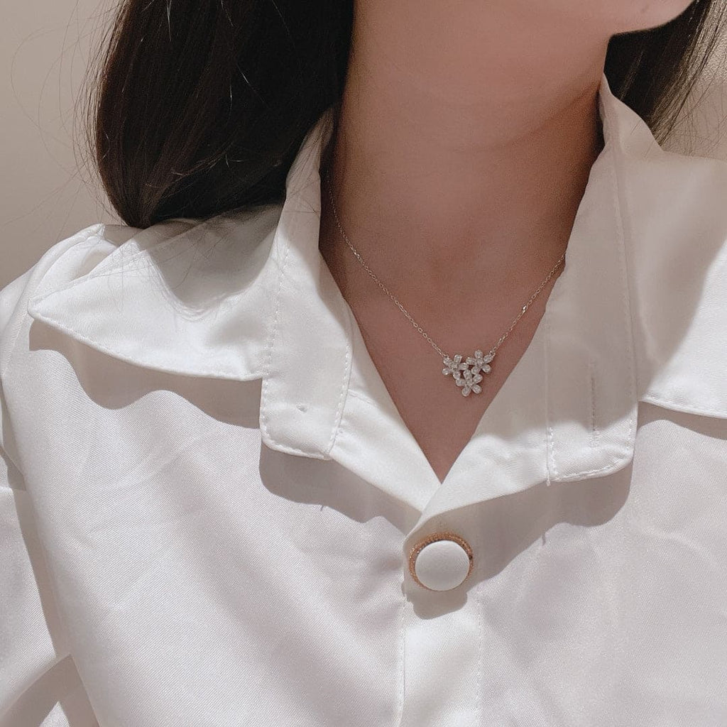 18K Three Flowers Socrate Necklace
