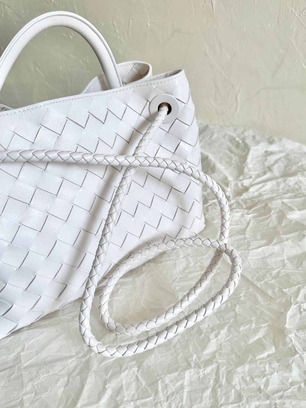 BOTTEGA VENETA SMALL ANDIAMO 25CM WHITE LAMBSKIN