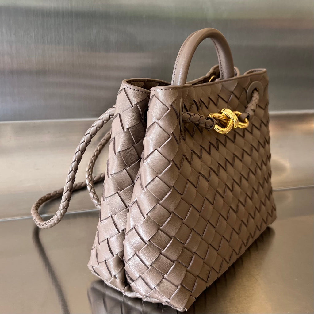 BOTTEGA VENETA SMALL ANDIAMO 25CM CHOCOLATE LAMBSKIN