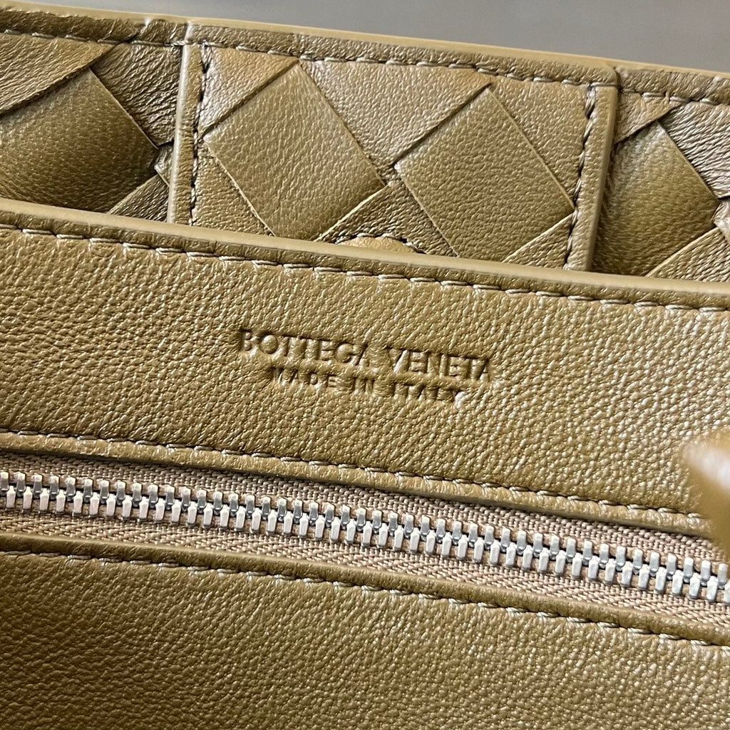 BOTTEGA VENETA SMALL ANDIAMO 25CM DARK OLIVE LAMBSKIN
