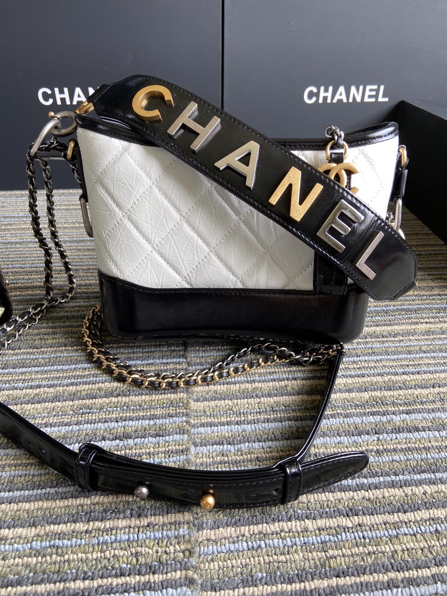CHANEL MEDIUM 20 HOBO BAG IN WHITE MIX BLACK CALFSKIN WITH STRAP