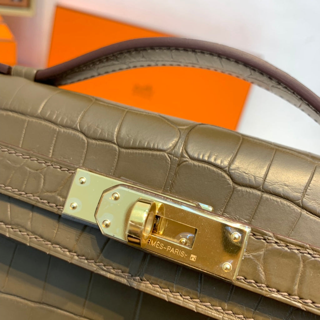 HERMES KELLY CUT 31 IN MOCHA BROWN ALLIGATOR LEATHER WITH GOLD HARDWARE