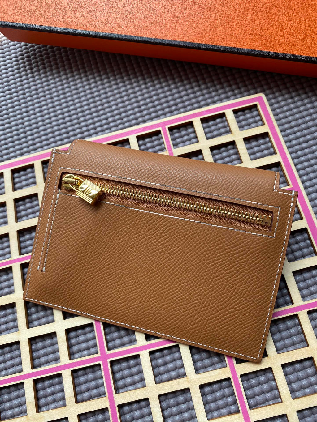 HERMES Kelly Pocket 13.5 Tan Epsom Ghw