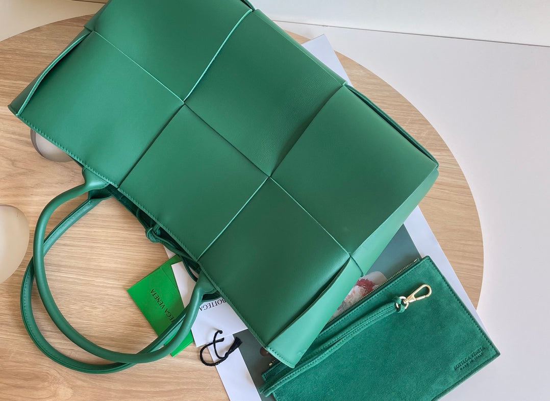 BOTTEGA VENETA ARCO TOTE 36 IN KAITOKE GREEN CALFSKIN