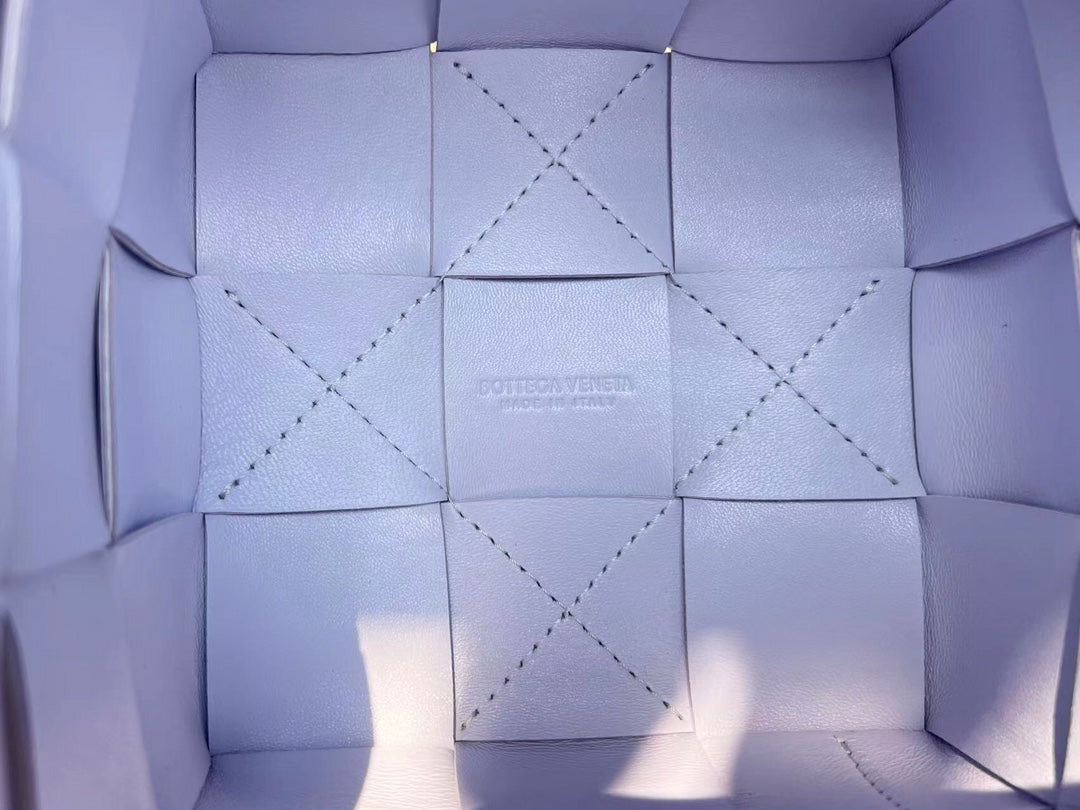 BOTTEGA VENETA SMALL CASSETTE BUCKET 18 IN PALE PURPLE CALFSKIN