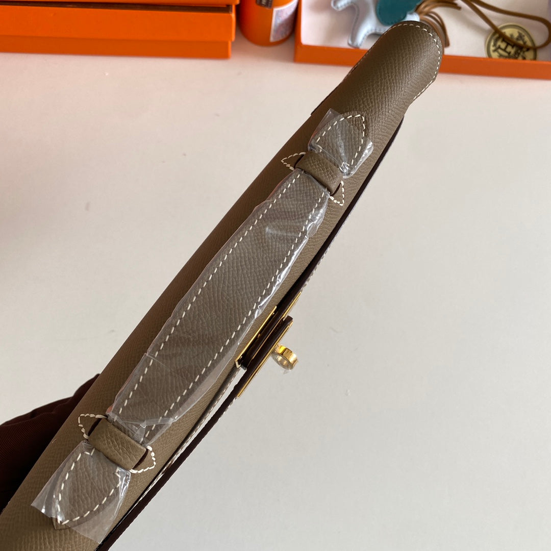 HERMES KELLY CUT 31 IN MOCHA BROWN CALFSKIN WITH GOLD HARDWARE