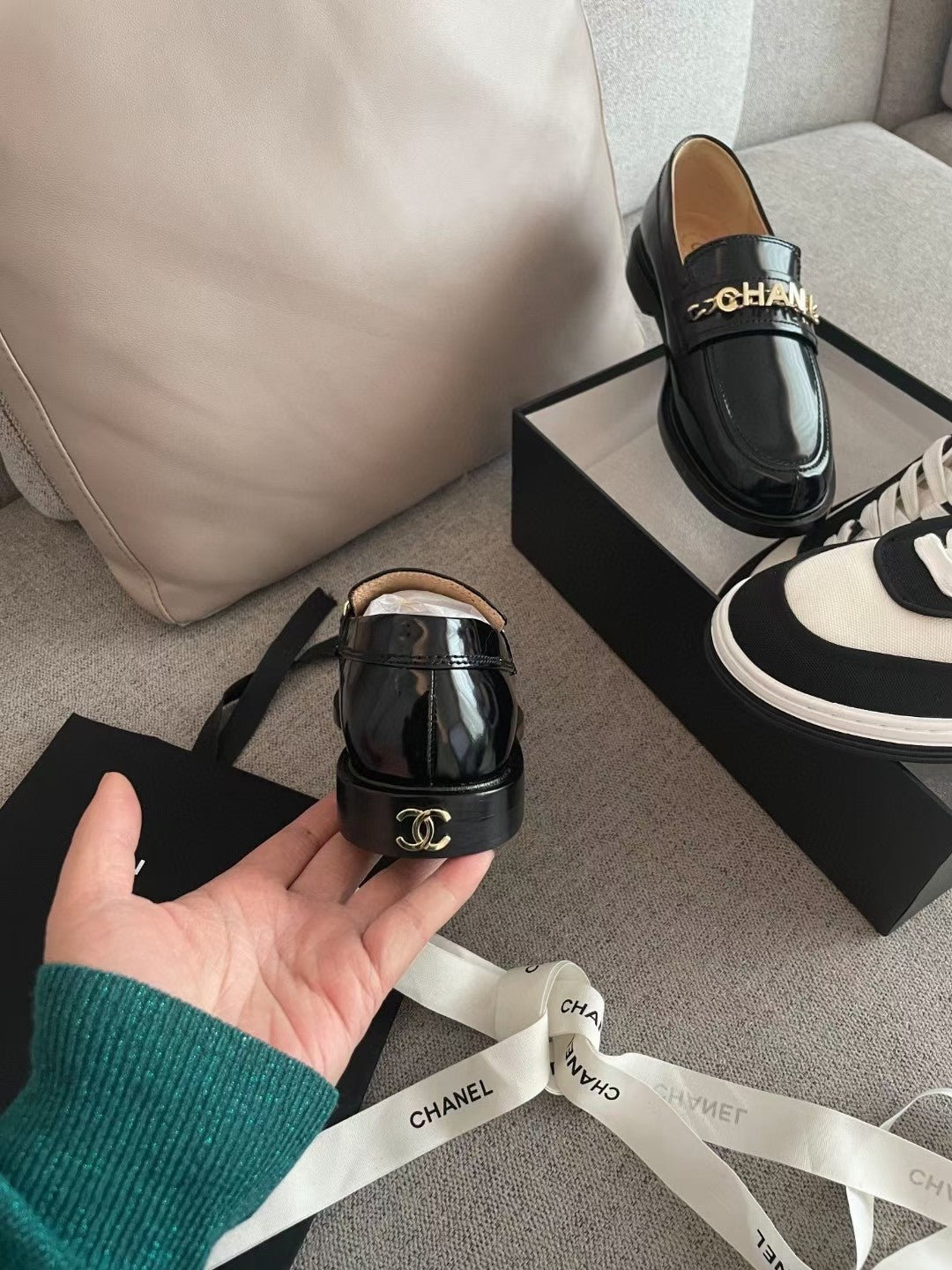 CHANEL MOASINS IN BLACK CALFSKIN GOLD METAL LOGO