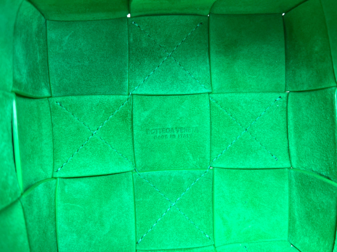 BOTTEGA VENETA SMALL CASSETTE BUCKET 18 IN WHITE AND GREEN LINING CALFSKIN