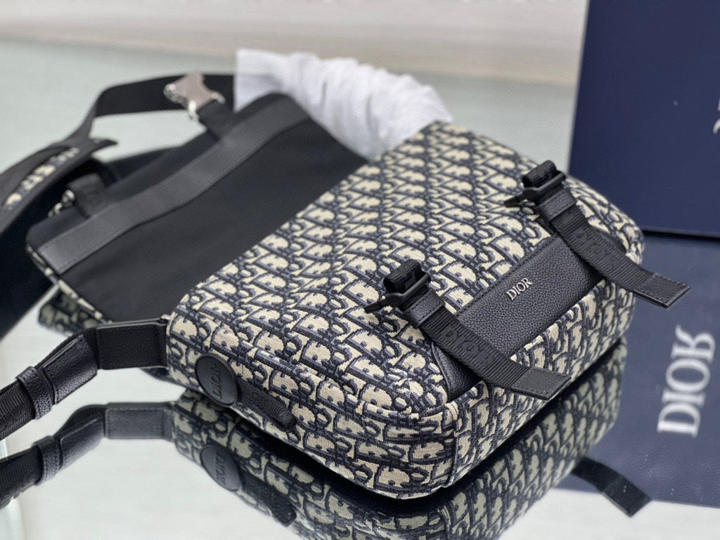 DIOR MEDIUM 31 BAG WITH STRAP IN BEIGE AND BLACK OBLIQUE JACQUARD AND CALFSKIN