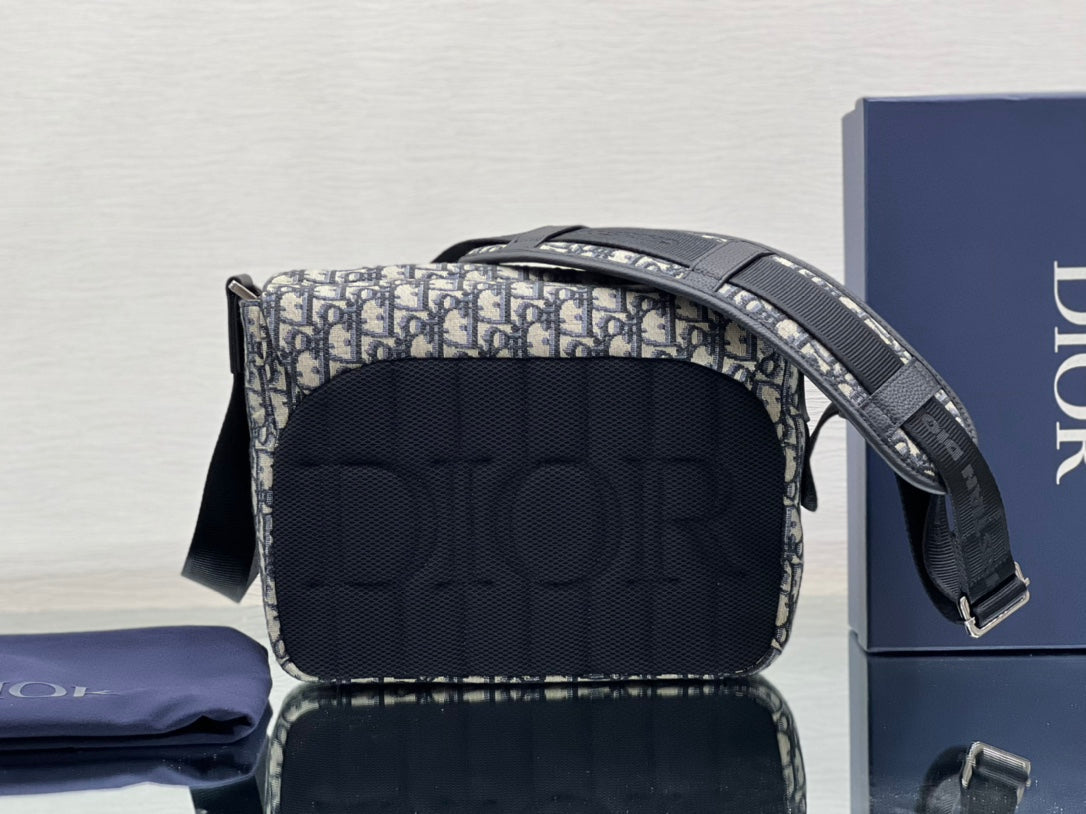 DIOR MEDIUM 31 BAG WITH STRAP IN BEIGE AND BLACK OBLIQUE JACQUARD AND CALFSKIN