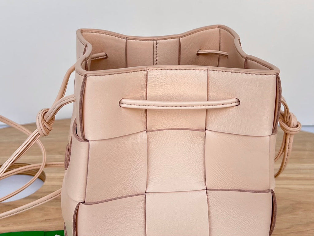 BOTTEGA VENETA SMALL CASSETTE BUCKET 18 IN LIGHT PINK CALFSKIN