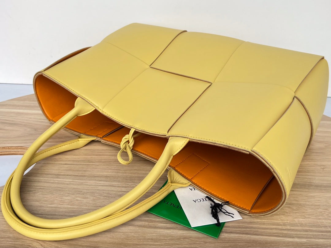 BOTTEGA VENETA ARCO TOTE 36 IN CHENIN YELLOW CALFSKIN