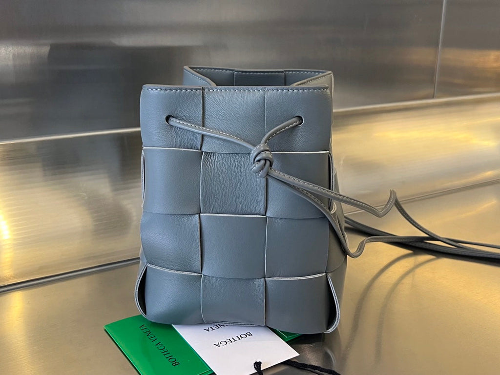 BOTTEGA VENETA SMALL CASSETTE BUCKET 18 IN DAVY'S GRAY CALFSKIN