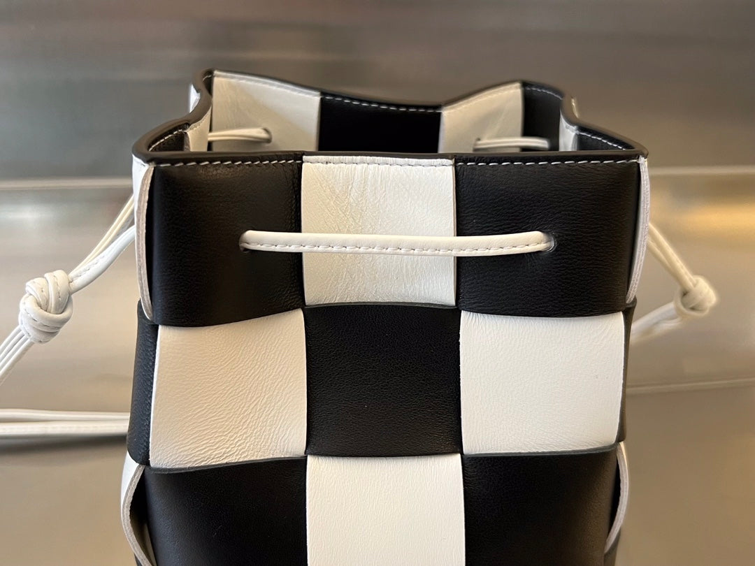 BOTTEGA VENETA SMALL CASSETTE BUCKET 18 IN WHITE MIX BLACK CALFSKIN