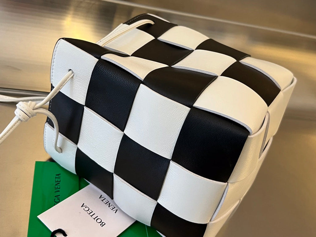 BOTTEGA VENETA SMALL CASSETTE BUCKET 18 IN WHITE MIX BLACK CALFSKIN