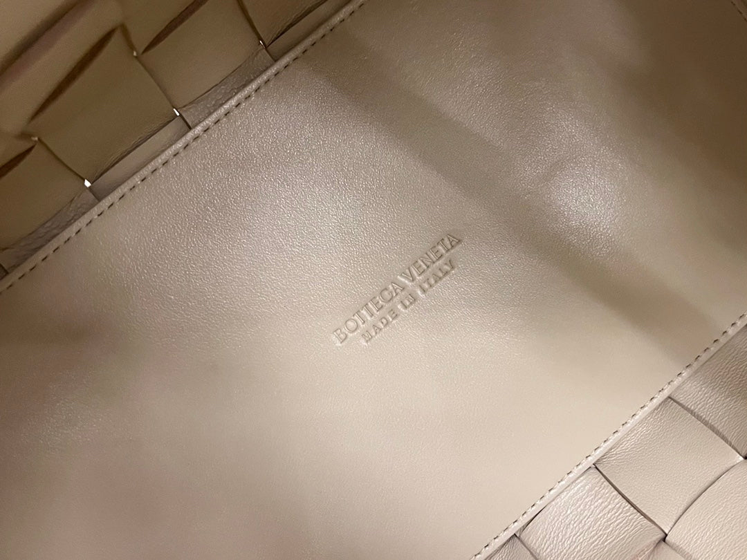 BOTTEGA VENETA MEDIUM 28 CASSETTE BEIGE LAMBSKIN