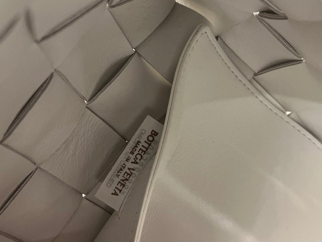 BOTTEGA VENETA MEDIUM 28 CASSETTE WHITE LAMBSKIN