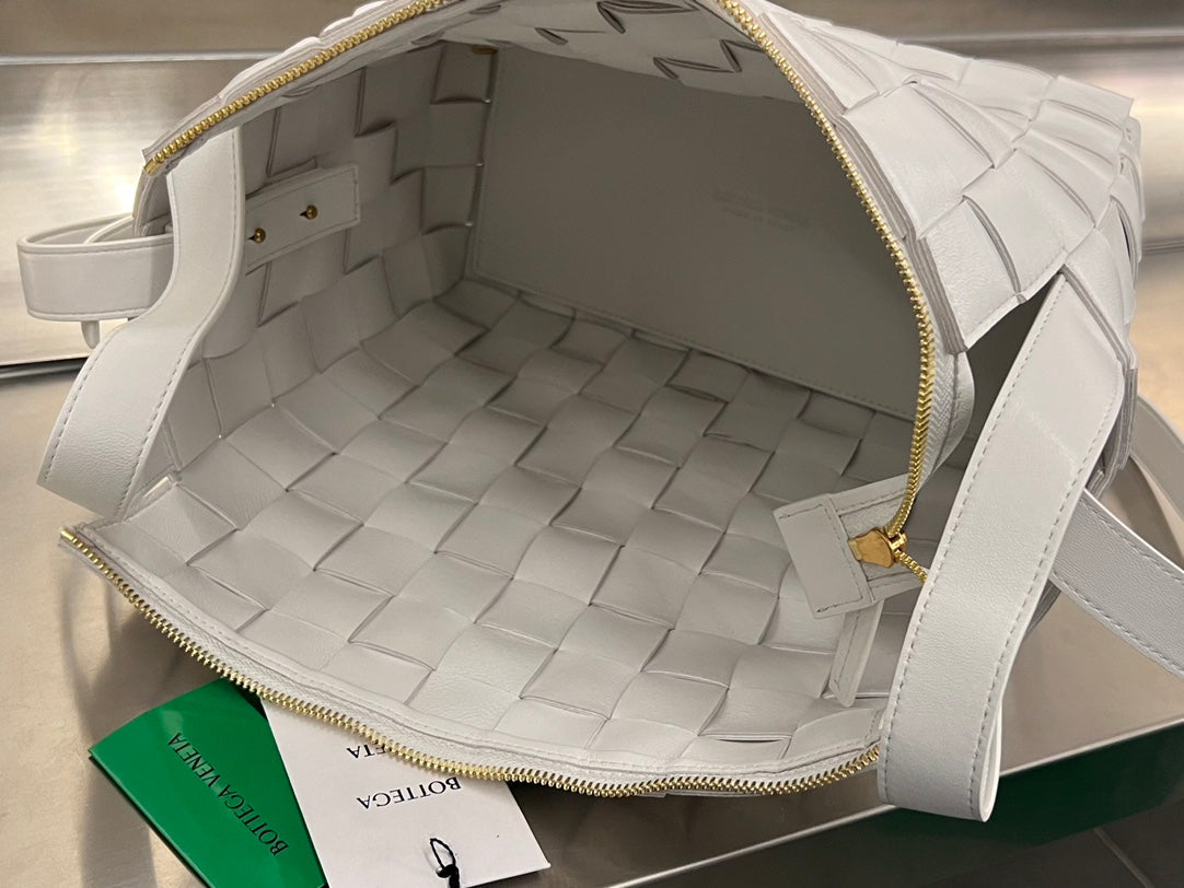 BOTTEGA VENETA MEDIUM 28 CASSETTE WHITE LAMBSKIN