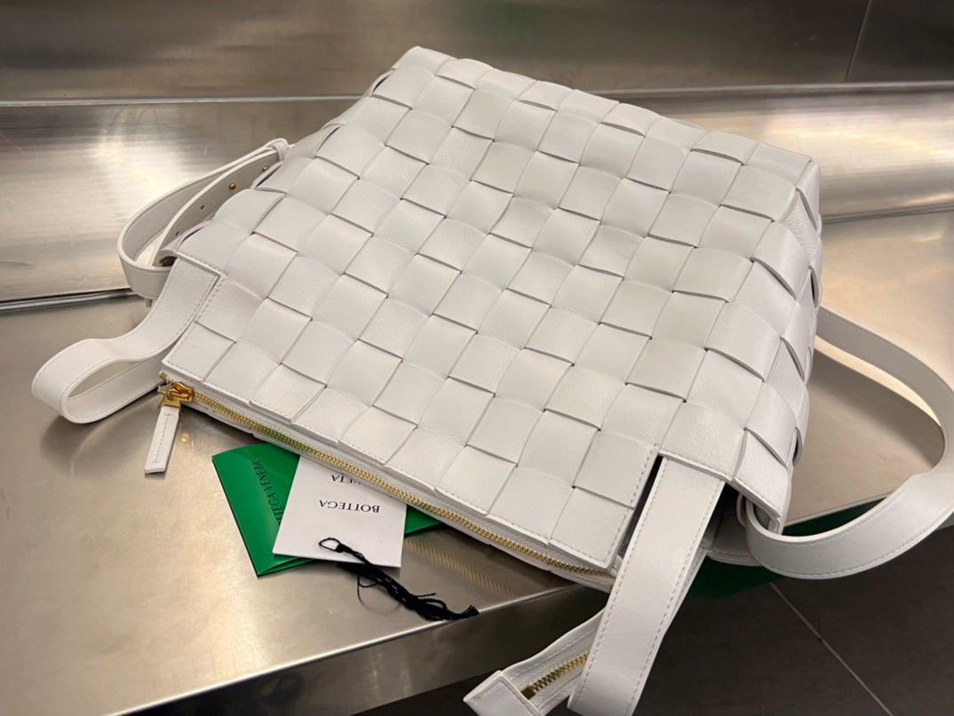 BOTTEGA VENETA MEDIUM 28 CASSETTE WHITE LAMBSKIN