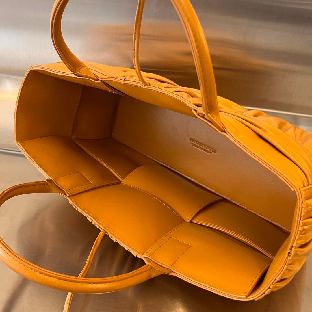 BOTTEGA VENETA SMALL ARCO TOTE 30 IN PIZAZZ ORANGE SOFT LAMBSKIN