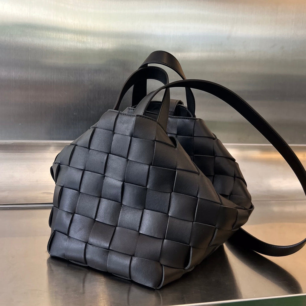 BOTTEGA VENETA MEDIUM 28 CASSETTE BLACK LAMBSKIN