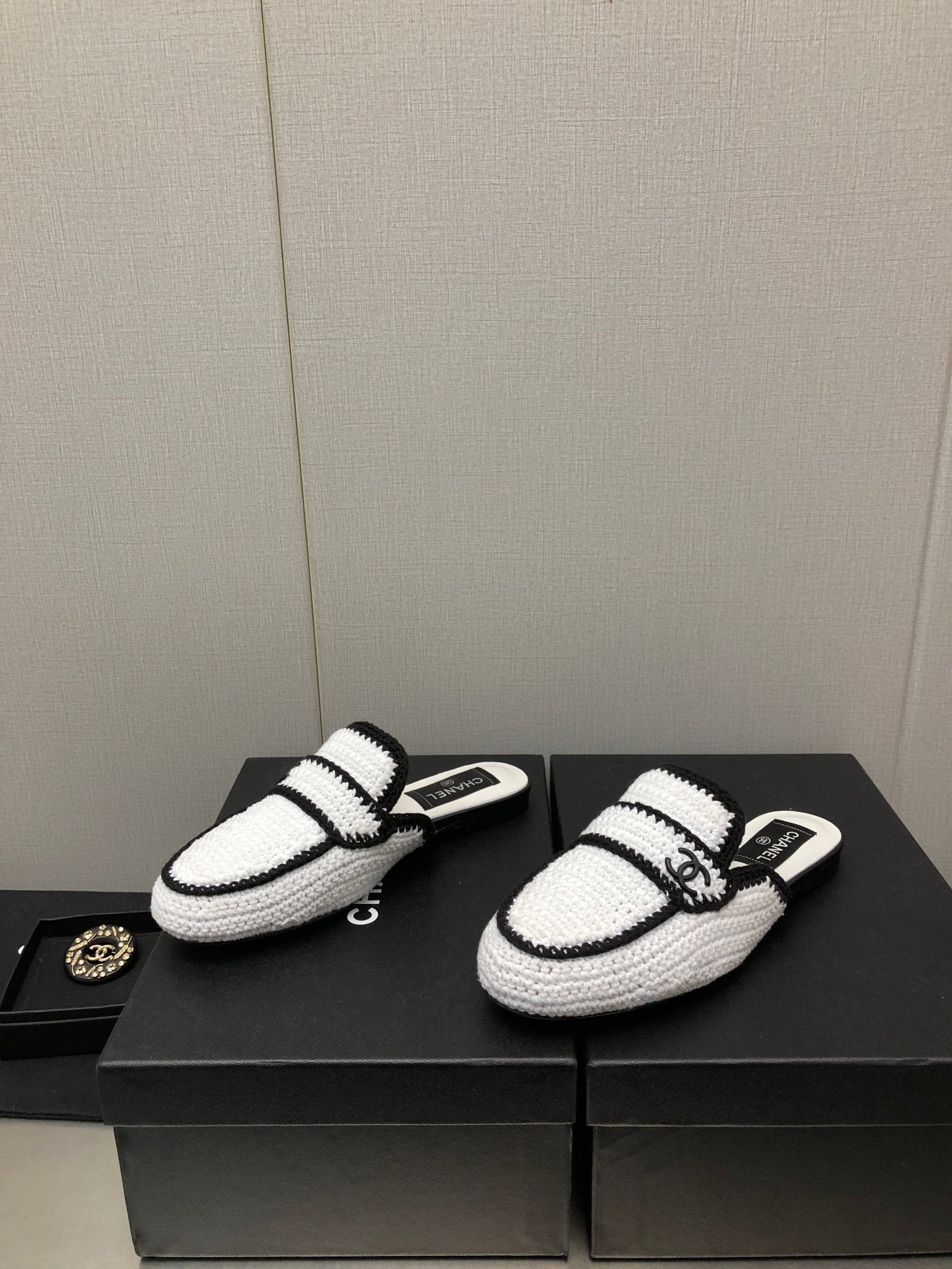CHANEL HALF-MULES IN WHITE MIX BLACK WOOL WOVEN