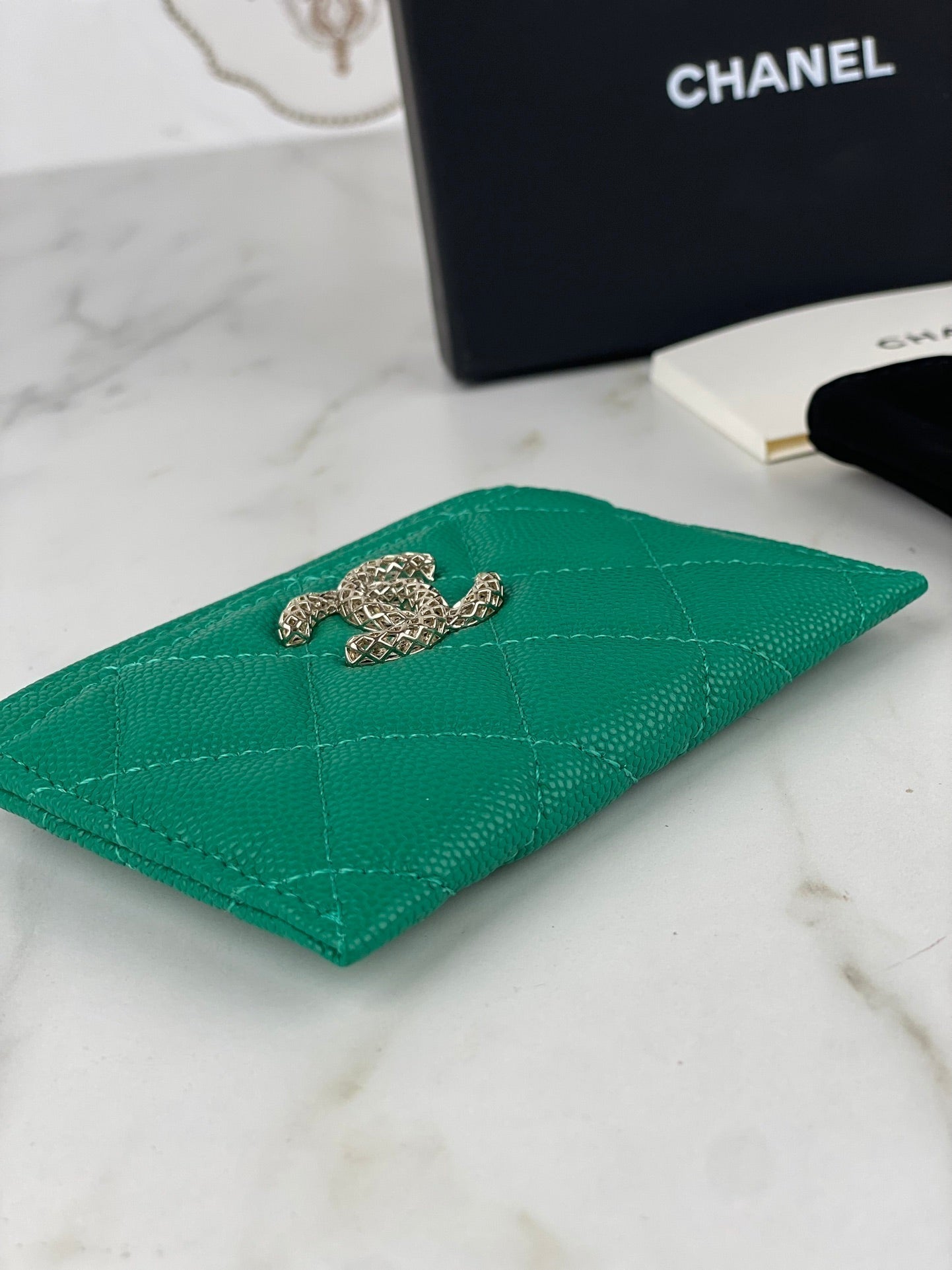 CHANEL CARD HOLDER 19.5 EMERALD GRAINED CALFSKIN GOLD ICON