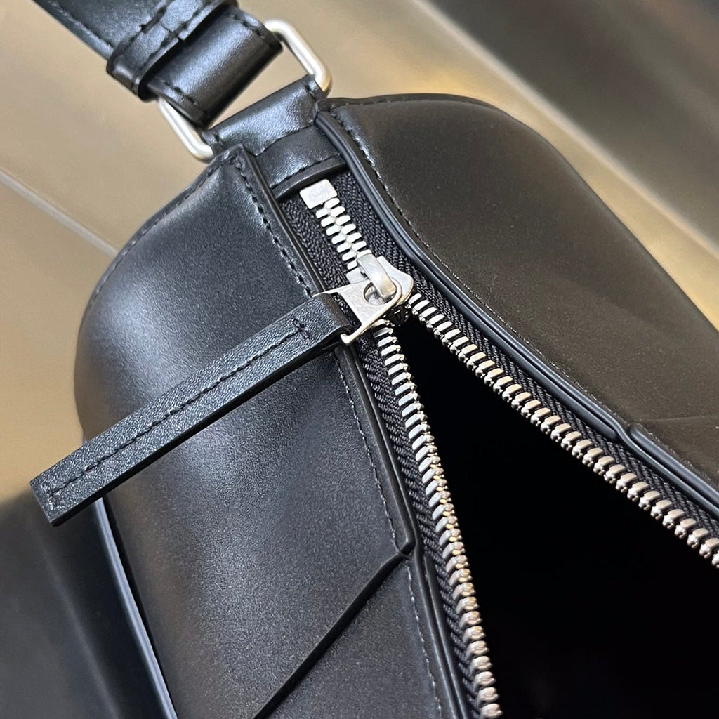 BOTTEGA VENETA CYLINDER CASSETTE 30 IN BLACK CALFSKIN