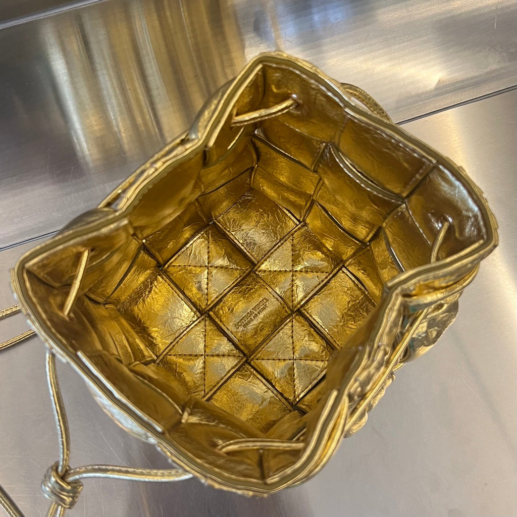 BOTTEGA VENETA SMALL CASSETTE BUCKET 18 IN GOLD METALLIC SOFT LAMBSKIN