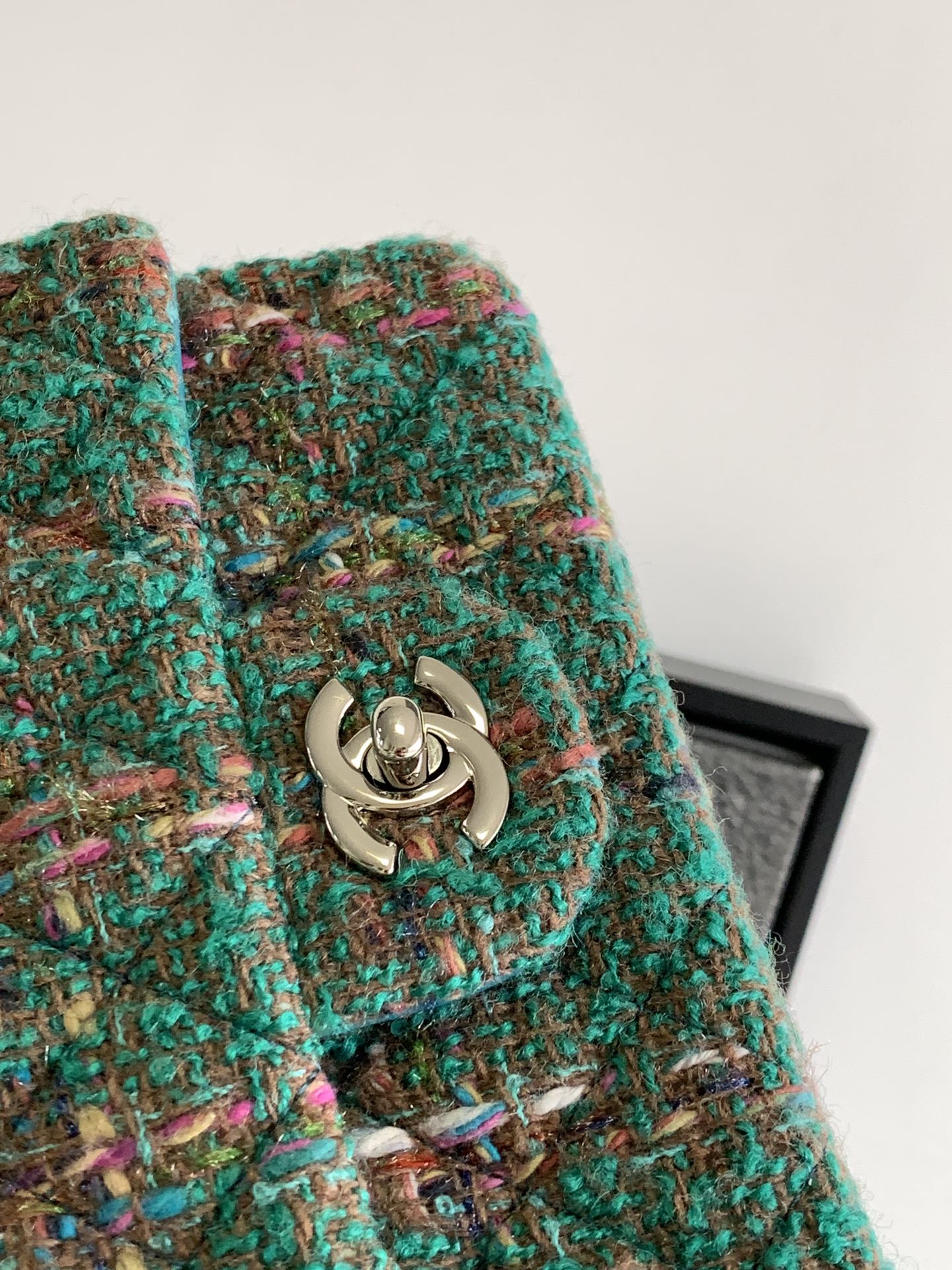 CHANEL MEDIUM 20 CLASSIC BAG IN GREEN FOREST WOOL TWEED