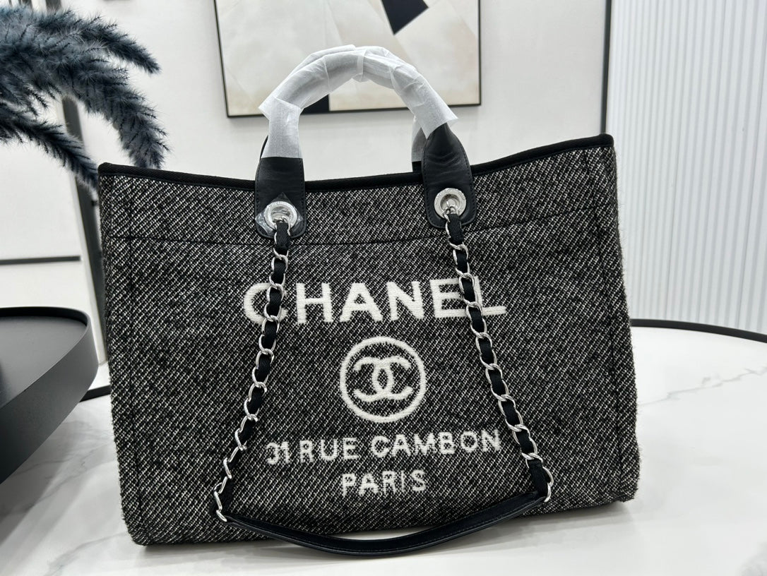 CHANEL DEAUVILLE LARGE 38 TOTE BAG IN BLACK CANVAS WITH WHITE LOGO