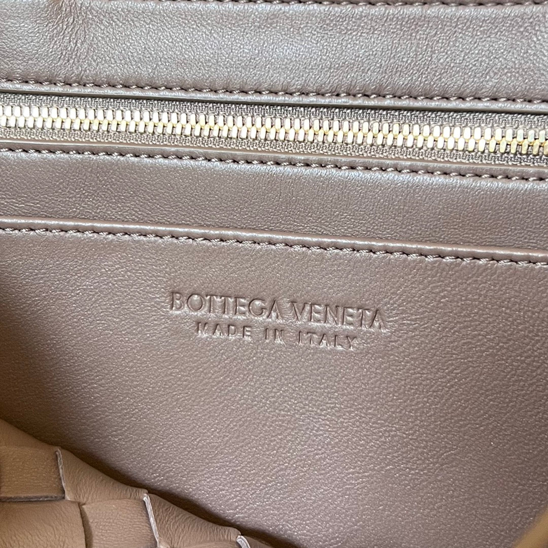 BOTTEGA VENETA SMALL ANDIAMO 29 IN BEAVER BROWN LAMBSKIN