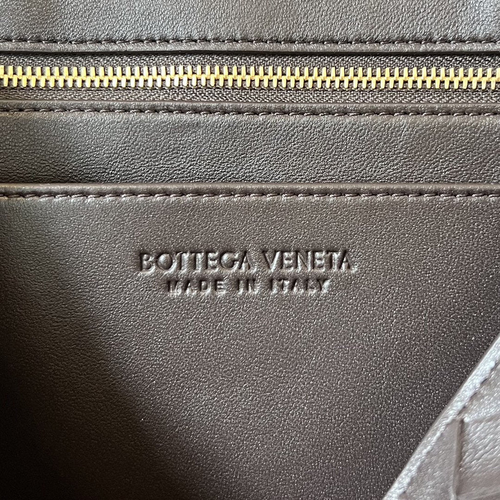 BOTTEGA VENETA SMALL ANDIAMO 29 IN DARK BROWN LAMBSKIN