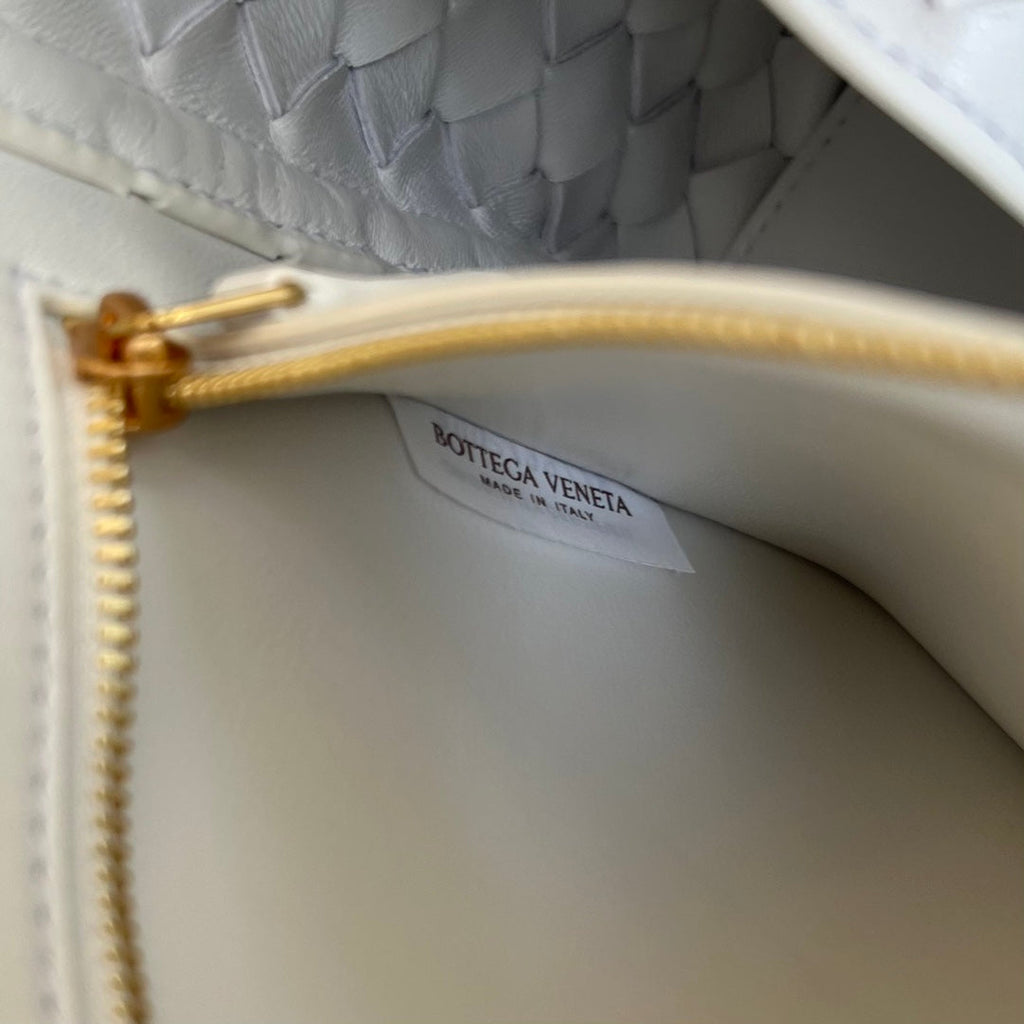BOTTEGA VENETA SMALL ANDIAMO 29 IN WHITE LAMBSKIN