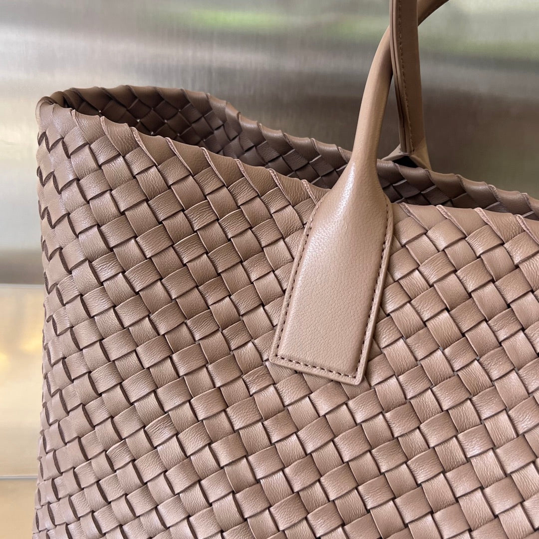 BOTTEGA VENETA LARGE CABAT 51 IN SADDLE BROWN LAMBSKIN