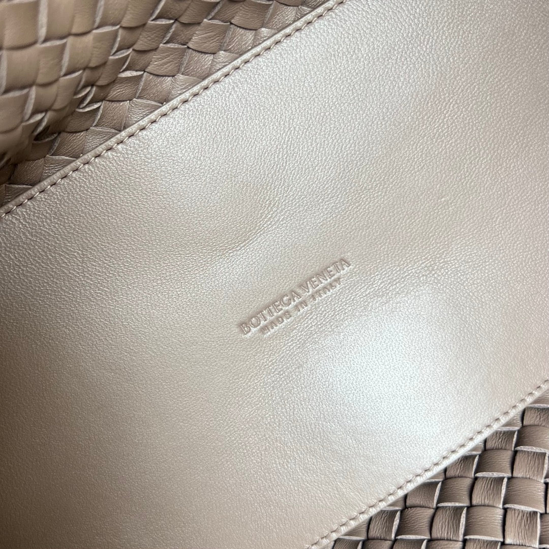 BOTTEGA VENETA SMALL CABAT 32 IN SADDLE BROWN LAMBSKIN