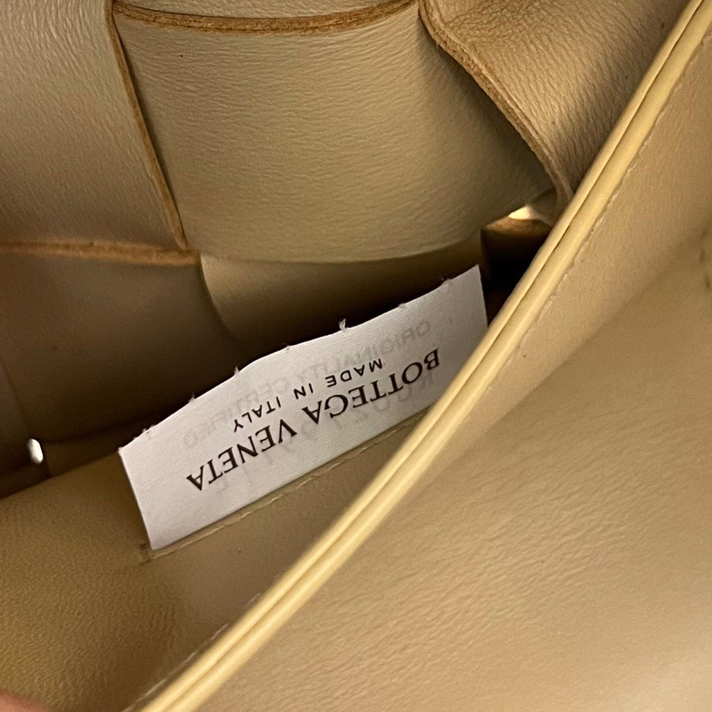 BOTTEGA VENETA SMALL 22 CASSETTE IN BEIGE LAMBSKIN