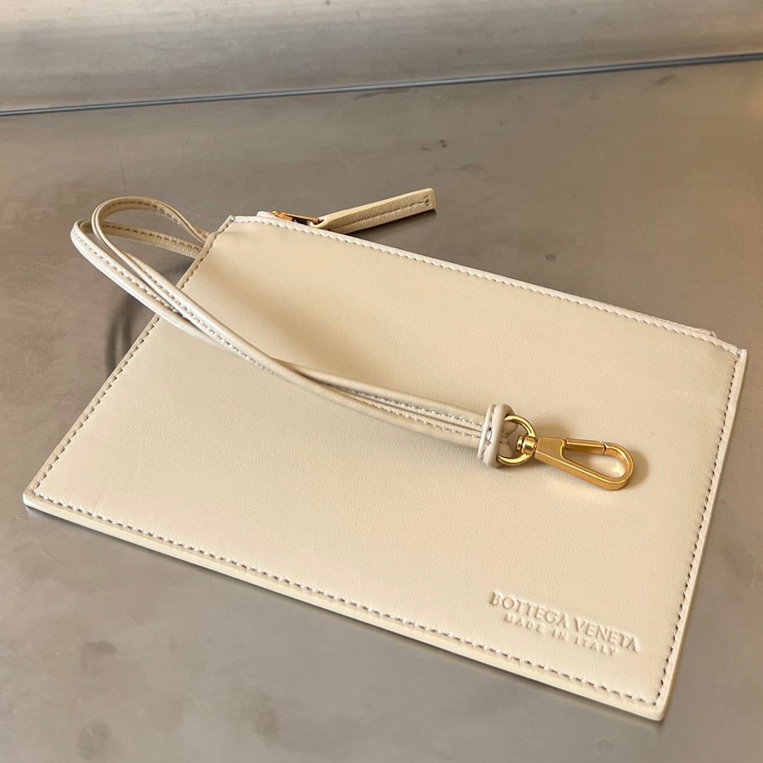 BOTTEGA VENETA SMALL 22 CASSETTE IN BEIGE LAMBSKIN