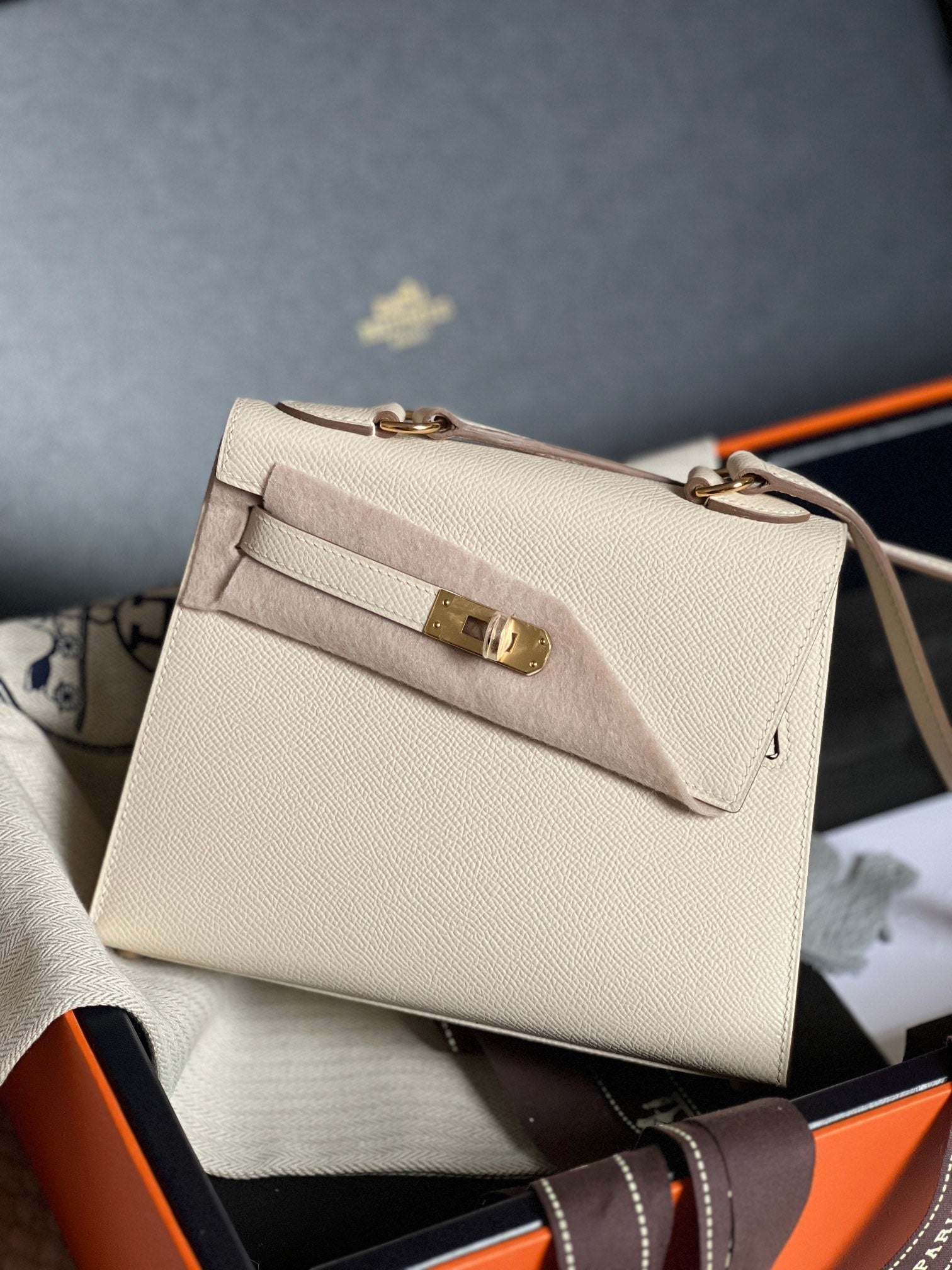 HERMES KELLY DESORDRE 20 IN WHITE EPSOM LEATHER WITH GOLD HARDWARE