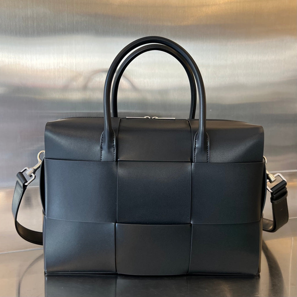 BOTTEGA VENETA ARCO 36 BAG IN BLACK LAMBSKIN