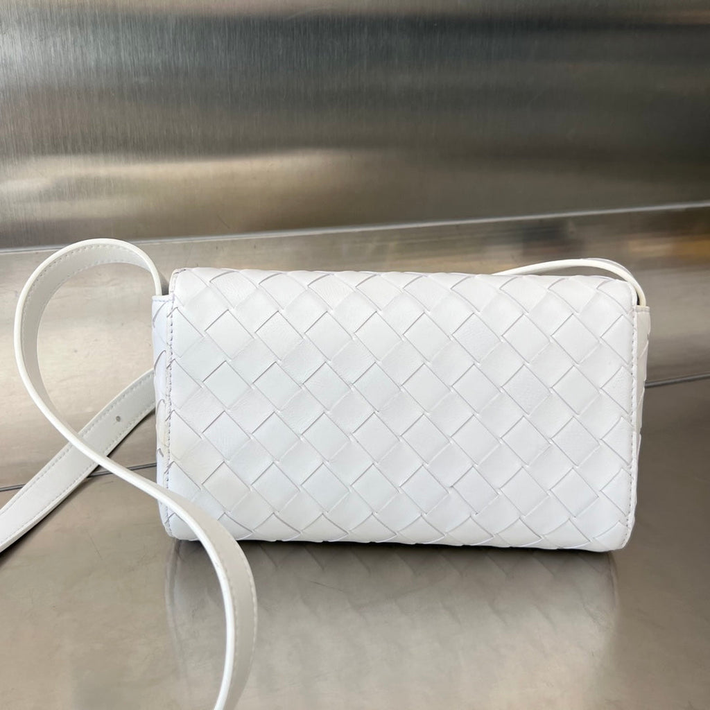 BOTTEGA VENETA ANDIAMO 21 IN WHITE LAMBSKIN
