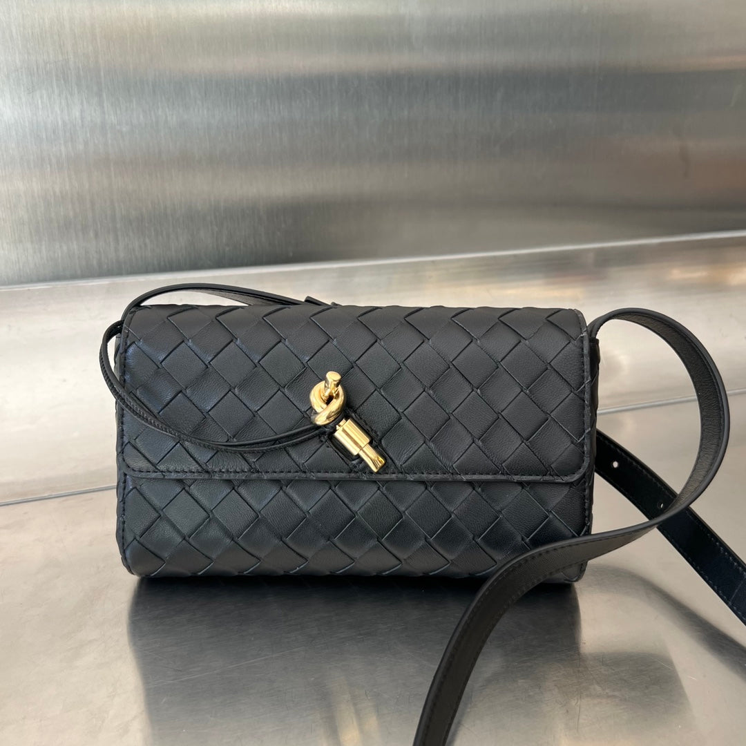 BOTTEGA VENETA ANDIAMO 21 IN BLACK LAMBSKIN