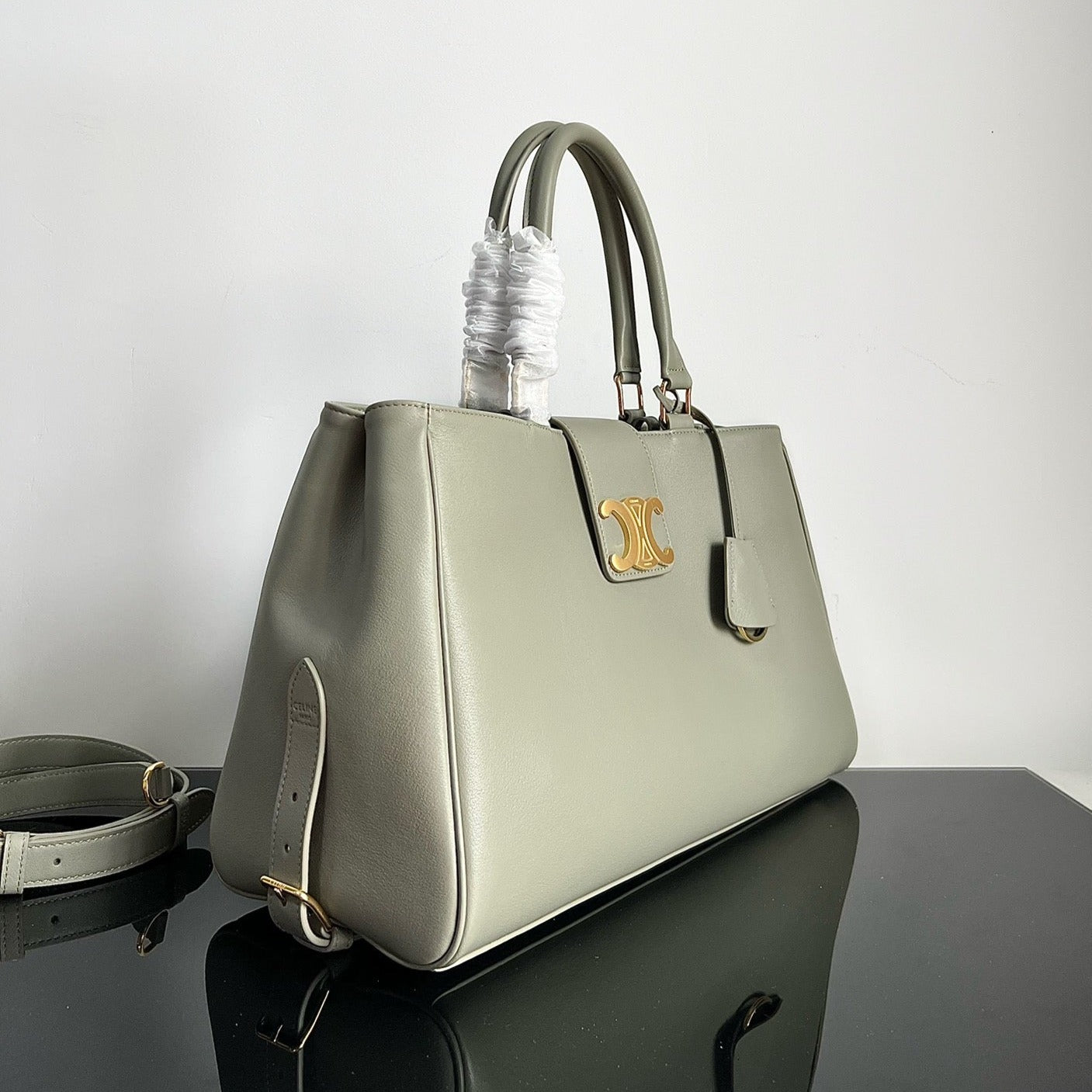 CELINE TRIOMPHE 37 SOFT CALFSKIN HANDBAG EICRU BEIGE