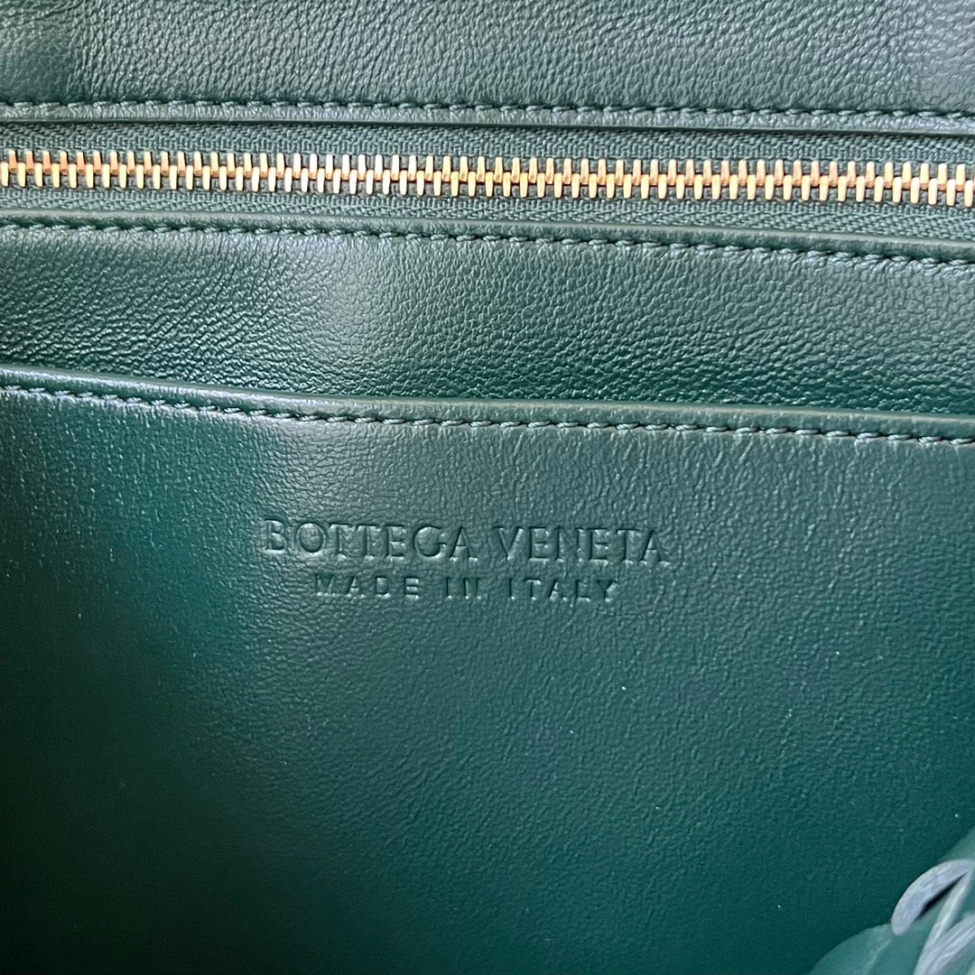 BOTTEGA VENETA SMALL ANDIAMO 29 IN EMERALD GREEN LAMBSKIN