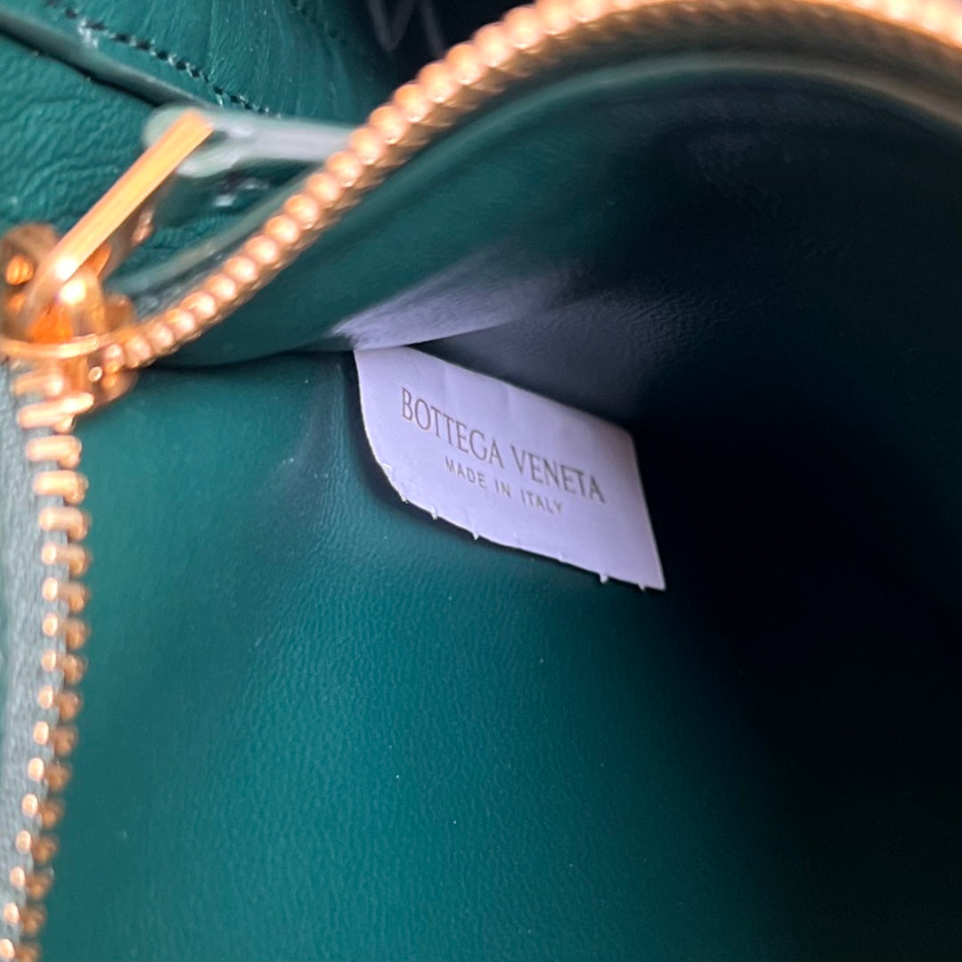 BOTTEGA VENETA SMALL ANDIAMO 29 IN EMERALD GREEN LAMBSKIN