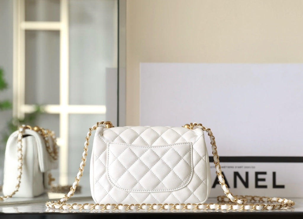 CHANEL 25S FLAP BAG 17 CM IN WHITE LAMBSKIN PEARL STRAP WITH GOLD HARDWARE