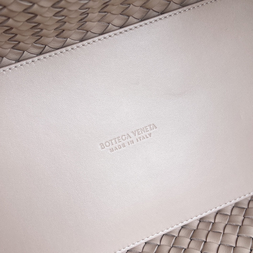 BOTTEGA VENETA LARGE CABAT 51 IN ALMOND BEIGE LAMBSKIN