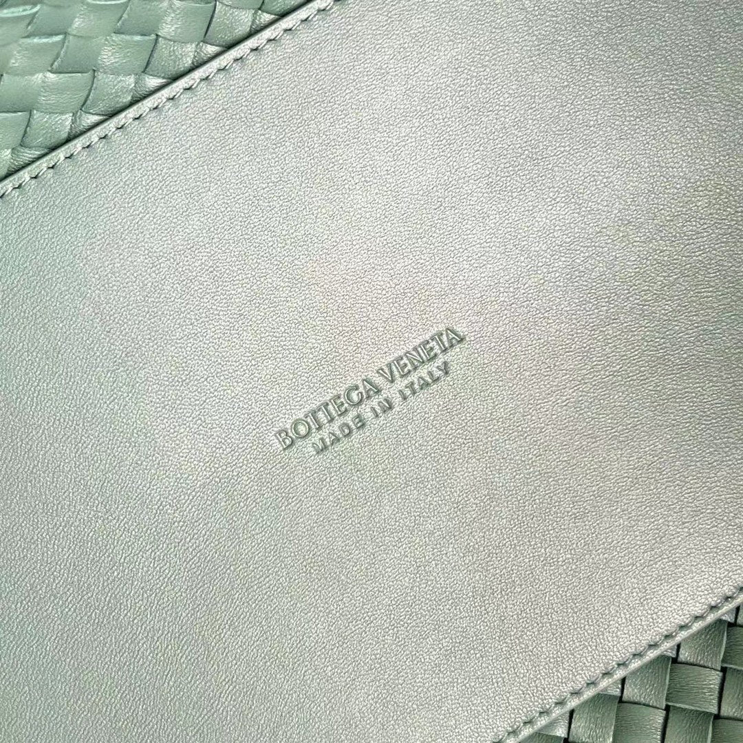 BOTTEGA VENETA LARGE CABAT 51 IN XANADU GRAY LAMBSKIN