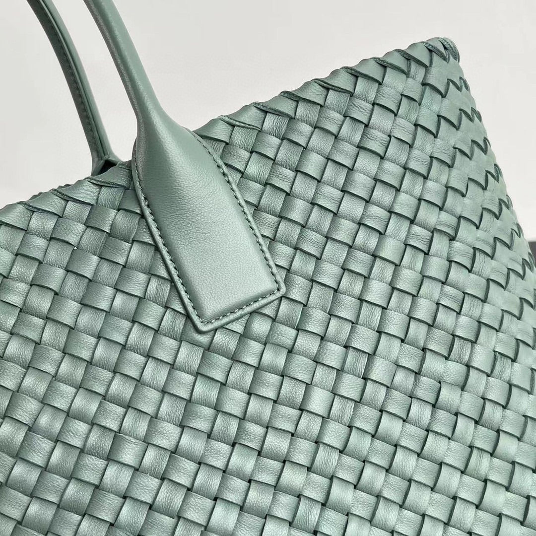 BOTTEGA VENETA LARGE CABAT 51 IN XANADU GRAY LAMBSKIN