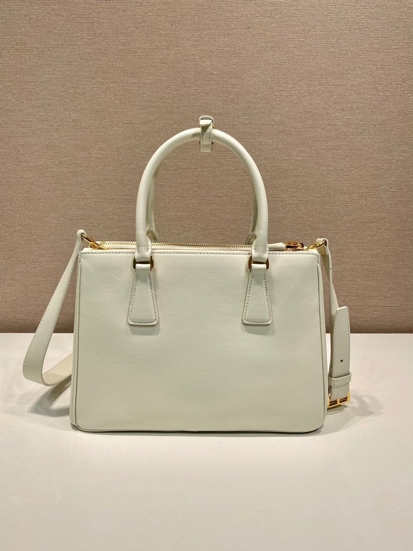 PRADA MEDIUM GALLERIA BAG 28 IN WHITE SMOOTH CALFSKIN GOLD HARDWARE